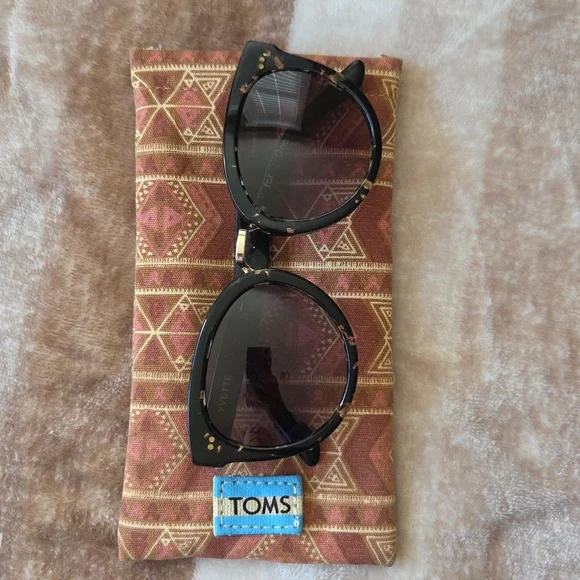 TOMS Yvette Sunglasses - Picture 8 of 10
